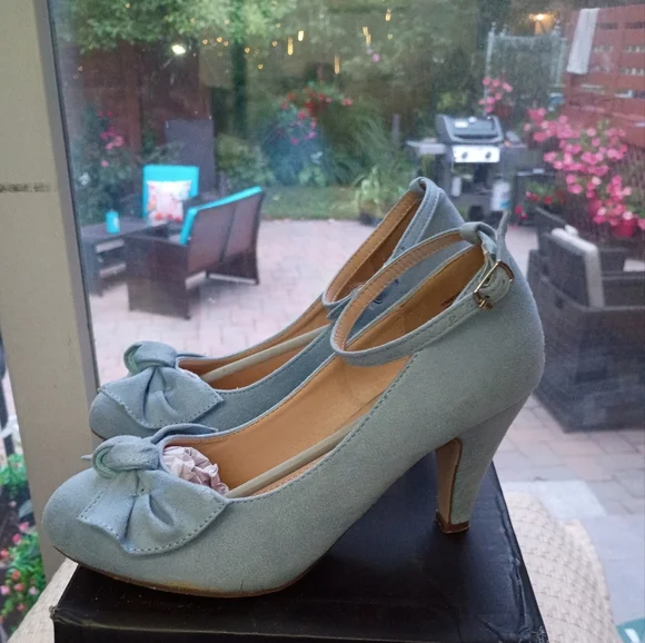 Chase + Chloe Light Blue Heels with Bow Accent.Size 6.New Condition - Picture 2 of 9